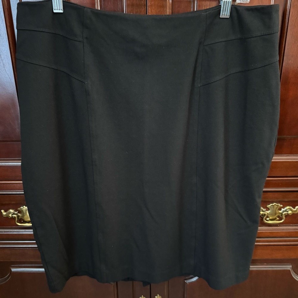 Chicos Stretchy  Black Skirt Size 2 Polyester Rayon Spandex